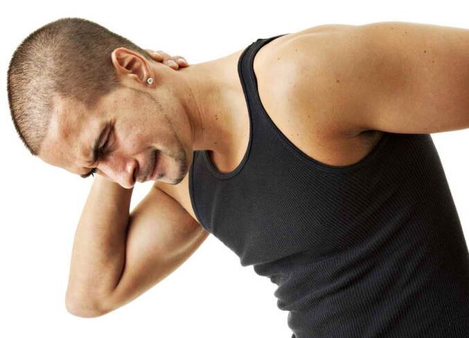 In some cases, pain with thoracic osteochondrosis extends to the neck.