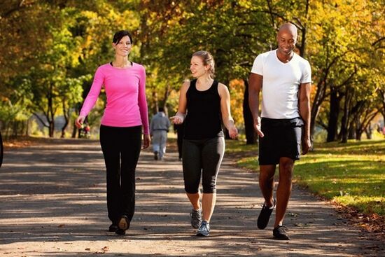 Walks in the fresh air to prevent the development of knee osteoarthritis. 